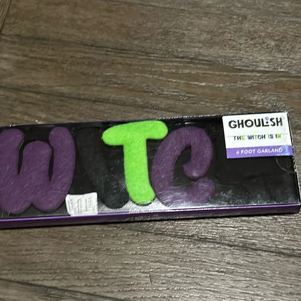 “THE WITCH IS IN“ 6 Foot Garland